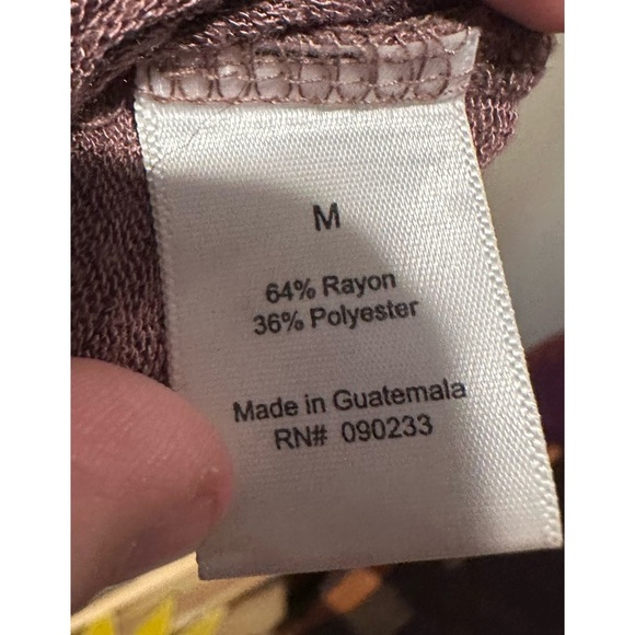 Me‎ To We Women’s Frayed Hems V- Neck Pocket Tee Size Medium - Picture 3 of 4